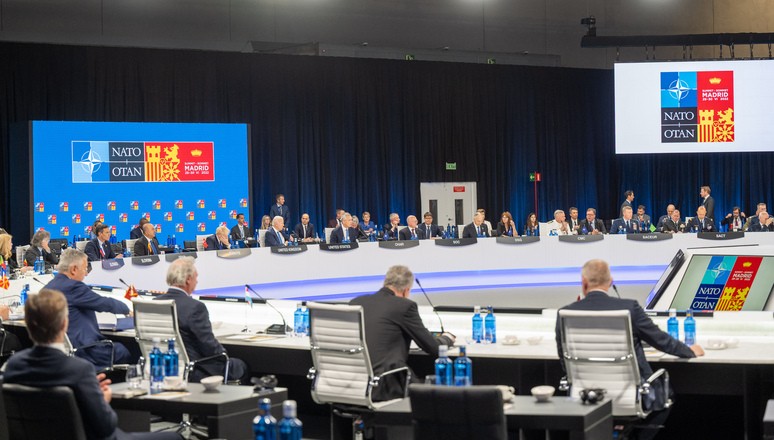 Hội nghị thượng đỉnh NATO: phương Tây 'nắn gân' Nga, an ủi Ukraine, Mỹ tỷ mỉ thiết kế vòng vây chiến lược