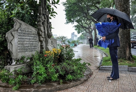 Hình ảnh Phó Tổng thống Mỹ đặt hoa tưởng niệm cố Thượng nghị sĩ John McCain bên hồ Trúc Bạch, Hà Nội