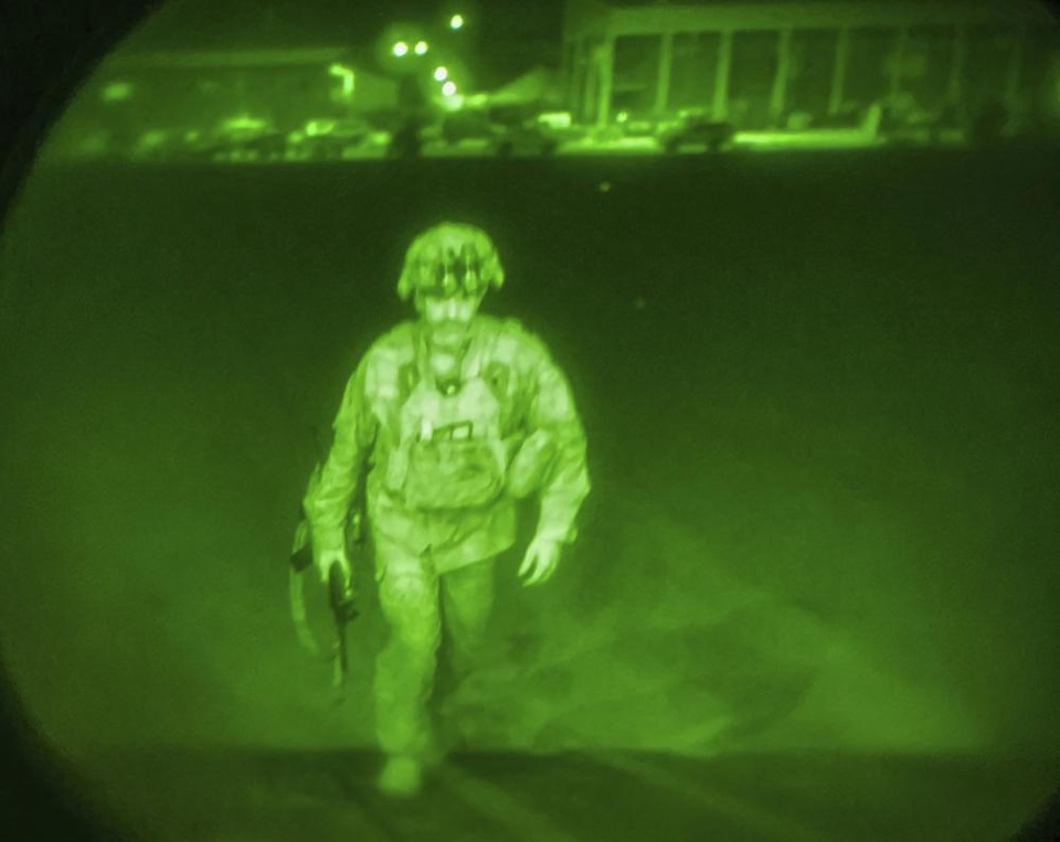 Bức ảnh người lính Mỹ cuối cùng rời Afghanistan