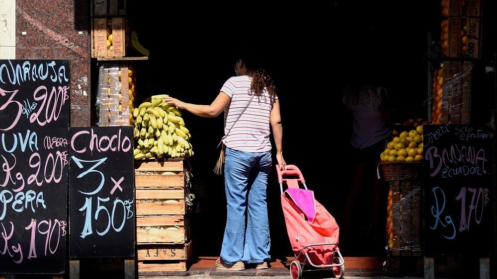 Argentina: Lương tối thiểu sẽ tăng 75%, chính phủ mạnh tay kiềm chế lạm phát
