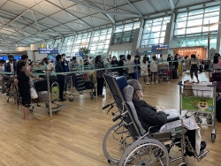 Ngày 5/9, hơn 400 công dân Việt Nam từ Hàn Quốc hạ cánh xuống sân bay Tân Sơn Nhất