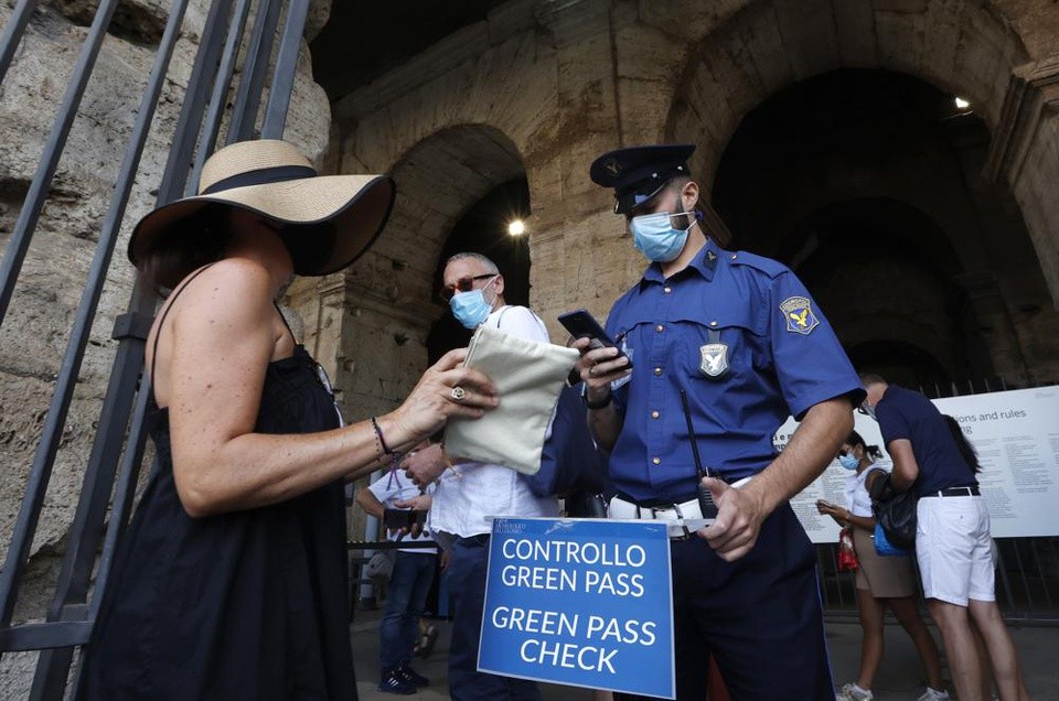 Lực lượng an ninh kiểm tra thẻ xanh của du khách bên ngoài Đấu trường Colosseum ở Rome, Italy