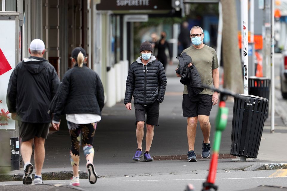 Người dân đeo khẩu trang khi tập thể dục trong đợt phong tỏa nhằm kiềm chế bùng phát dịch bệnh ở Auckland, New Zealand ngày 26/8. Ảnh: Reuters.