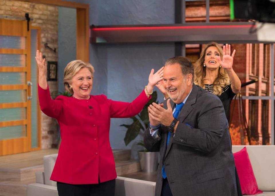Bà Clinton nhảy salsa mừng sinh nhật trên truyền hình