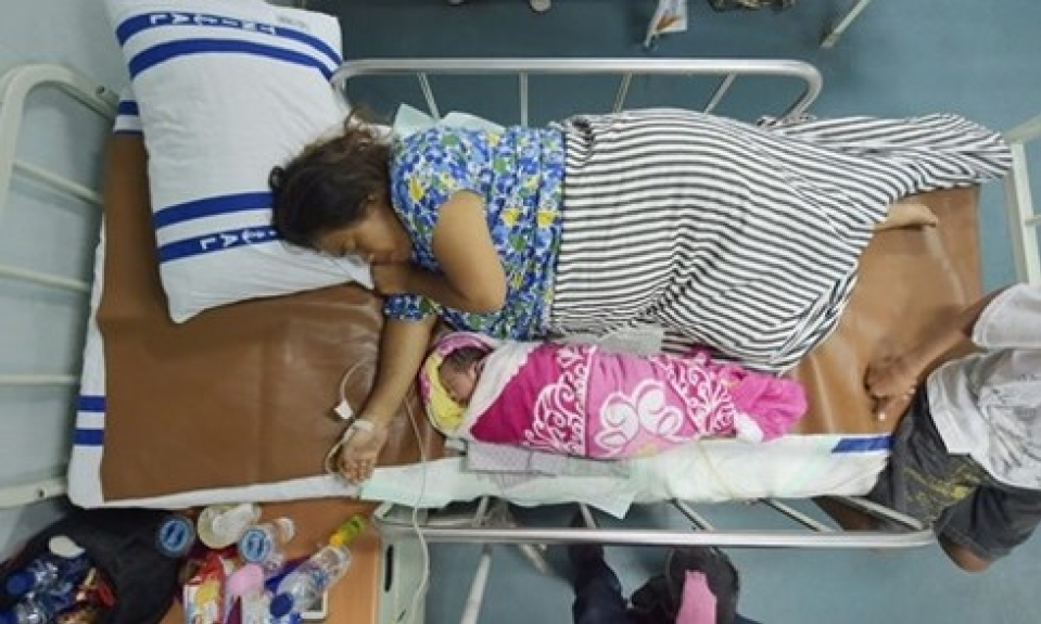 Em bé chào đời trên tàu cứu trợ sau thảm họa kép ở Indonesia
