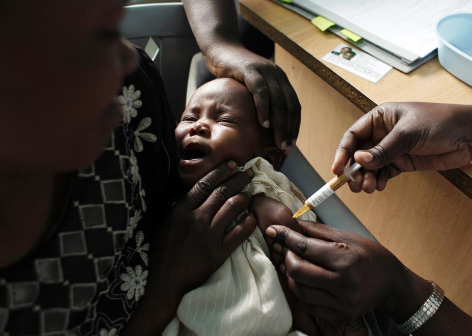Một em bé ở thị trấn Kombewa thuộc Kenya được tiêm vaccine ngừa sốt rét vào năm 2009. Ảnh: AP.