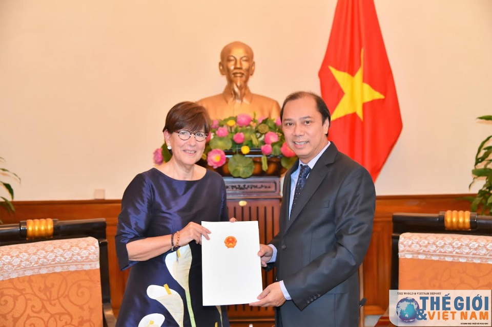 Thứ trưởng Nguyễn Quốc Dũng trao Giấy chấp nhận lãnh sự cho Đại sứ Bỉ