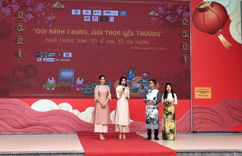 Hoa hậu Đỗ Thị Hà và Hoa hậu Lương Thùy Linh gói bánh chưng tặng trẻ em hoàn cảnh khó khăn