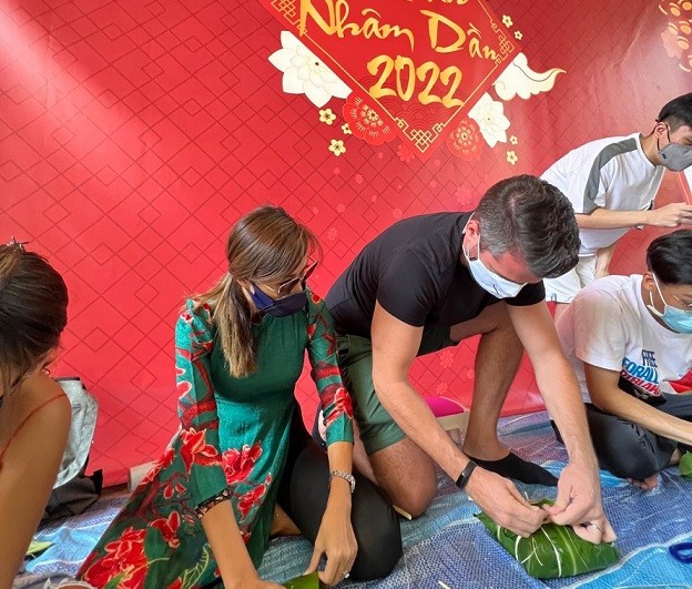 Người Việt tại Singapore thi gói bánh chưng mừng Xuân Nhâm Dần