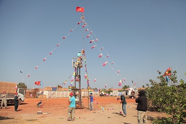 Vietnamese peacekeepers in South Sudan erect New Year tree