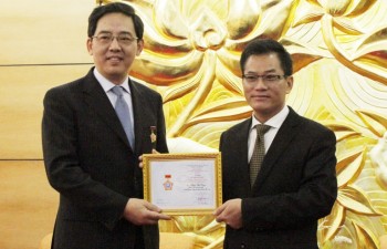 Trao tặng Kỷ niệm chương cho Đại sứ Trung Quốc