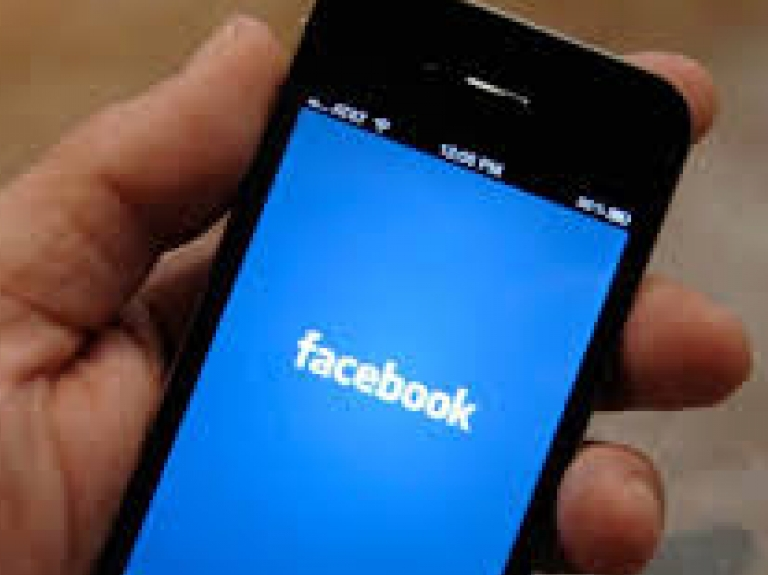 Thông tin "riêng tư" của người dùng điện thoại thông minh được tự động chia sẻ cho Facebook