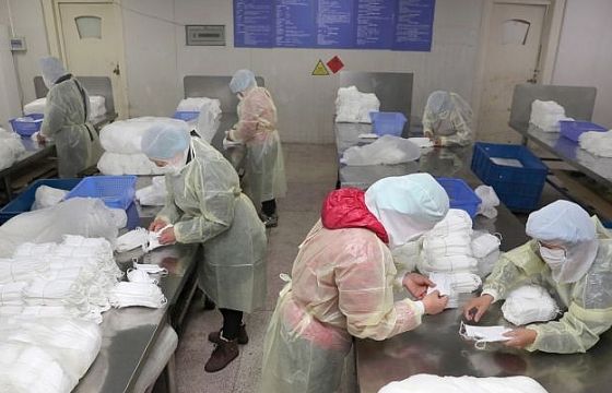 Chung sức chống virus corona, EU chuyển 12 tấn trang phục bảo hộ y tế tới Trung Quốc