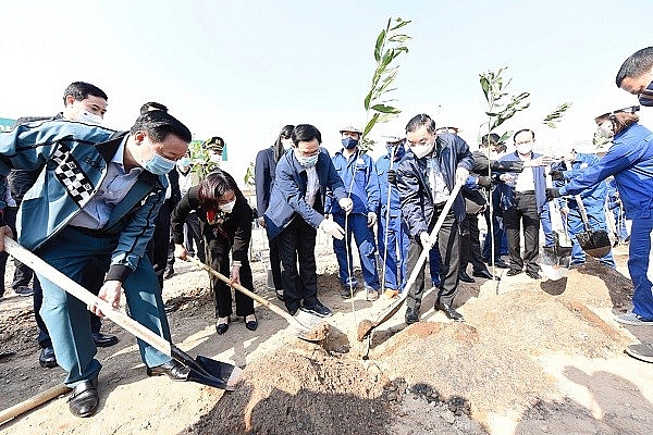 Bí thư Thành ủy Hà Nội Vương Đình Huệ cùng các đại biểu hưởng ứng Lễ phát động Tết trồng cây