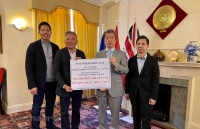 Overseas Vietnamese national in UK presents aid to COVID-19 fight