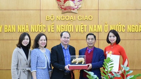 Trao quà tặng của Thủ tướng Chính phủ cho người Việt tại CH. Czech