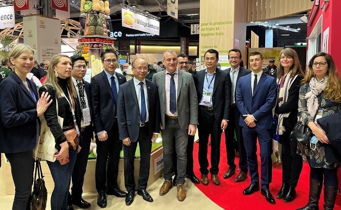 Đại sứ Đinh Toàn Thắng thăm và làm việc tại Hội chợ Nông nghiệp Pháp