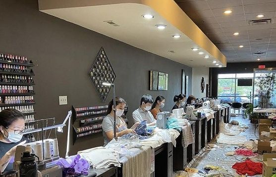 Cộng đồng người Việt làm nail tại Mỹ sản xuất, quyên tặng khẩu trang, đồ bảo hộ cho bệnh viện