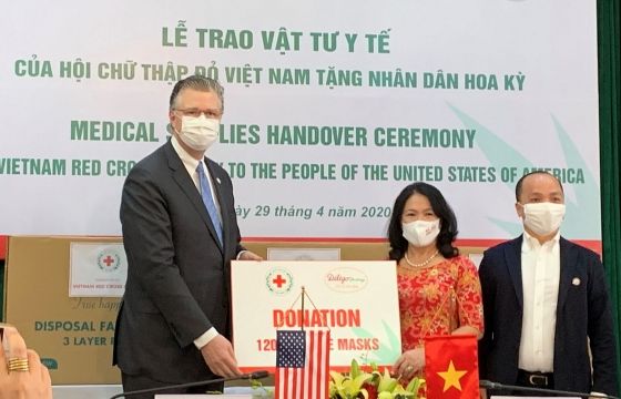Đại sứ Mỹ tiếp nhận quà tặng 420.000 khẩu trang y tế từ Việt Nam