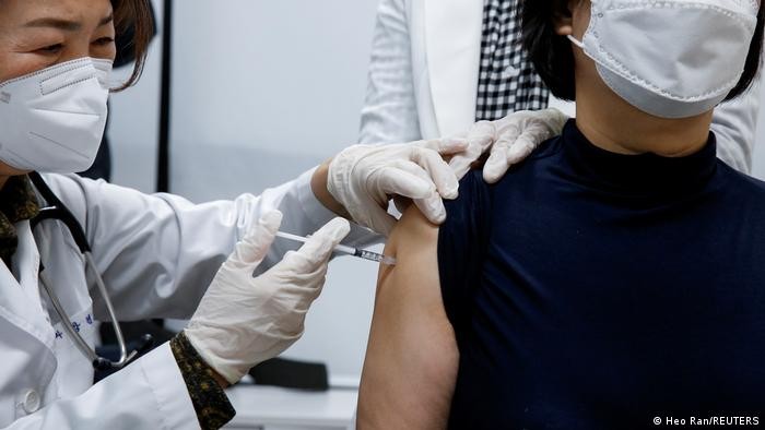 Dịch Covid-19: Hàn Quốc tiếp tục tiêm vaccine AstraZeneca, Pháp xử phạt nghiêm người vi phạm quy định phòng dịch