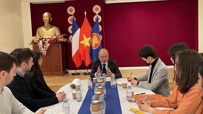 Sinh viên Học viện chính trị Paris tìm hiểu về quan hệ Việt Nam-Pháp và Việt Nam-EU