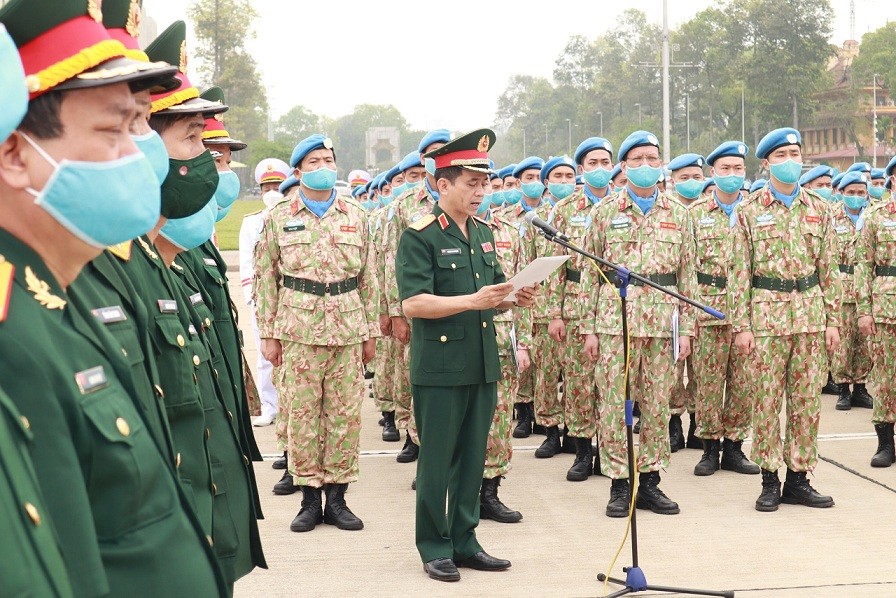 Sĩ quan mũ nồi xanh dâng hương và phát động thi đua trước khi lên đường làm nhiệm vụ gìn giữ hòa bình Liên hợp quốc
