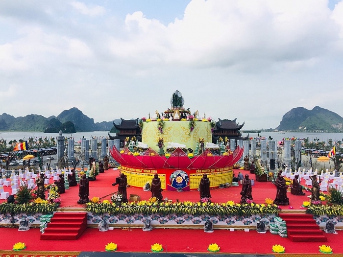 tam chuc ruc ro trong dem hoi hoa dang mung dai le vesak 2019