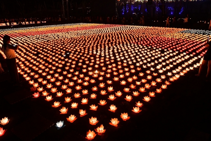 tam chuc ruc ro trong dem hoi hoa dang mung dai le vesak 2019