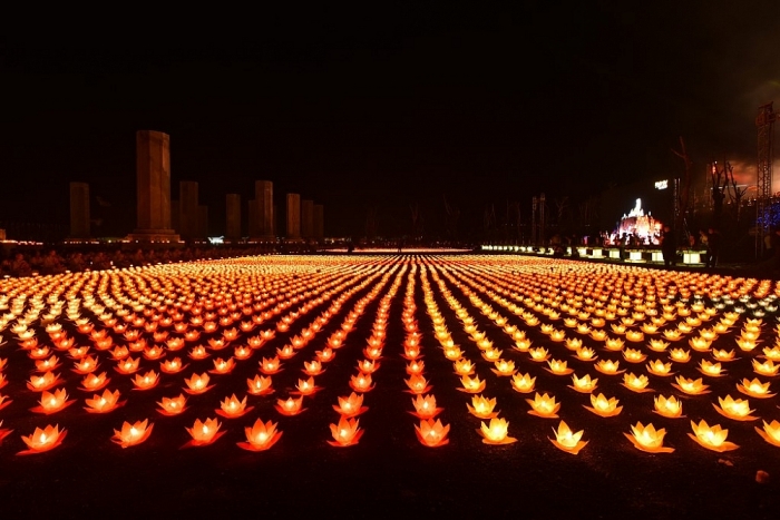 tam chuc ruc ro trong dem hoi hoa dang mung dai le vesak 2019