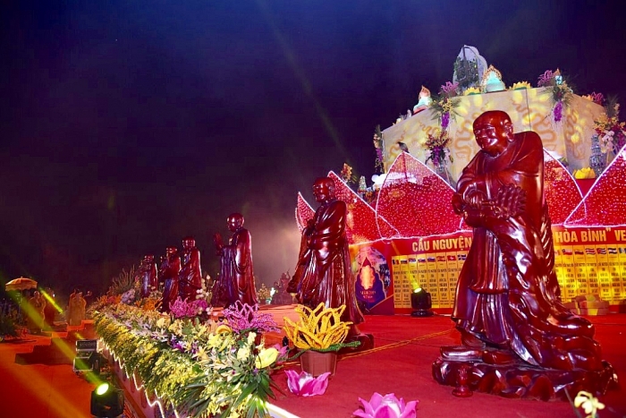 tam chuc ruc ro trong dem hoi hoa dang mung dai le vesak 2019