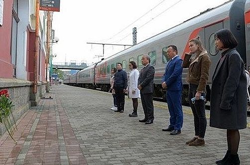 Người Việt và bạn bè Nga tại Vladivostok dâng hoa tưởng nhớ Chủ tịch Hồ Chí Minh
