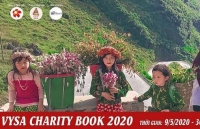Người Việt trẻ tại Nhật Bản trao một quyển sách, gửi vạn yêu thương