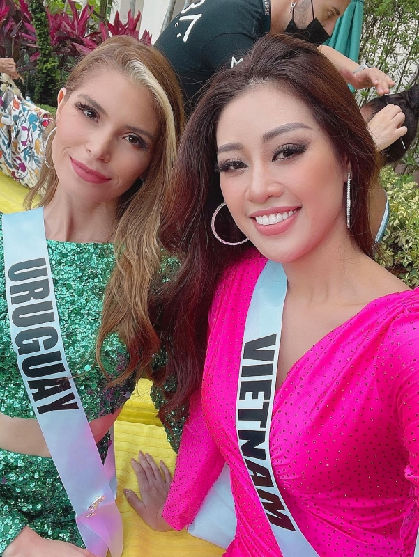 Hoa hậu Khánh Vân hòa đồng và khoe nhan sắc cùng các thí sinh tại Miss Universe