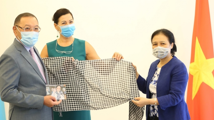 Việt Nam ủng hộ dự án nghệ thuật quốc tế Khăn của mẹ