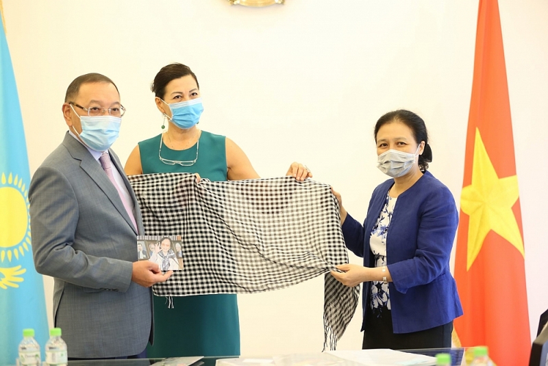 Việt Nam ủng hộ dự án nghệ thuật quốc tế ‘Khăn của mẹ’