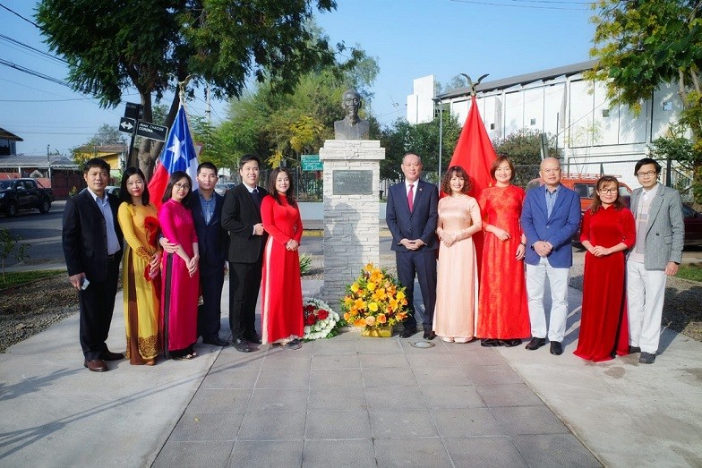 Dâng hoa kỷ niệm 123 năm Ngày sinh Chủ tịch Hồ Chí Minh tại Chile