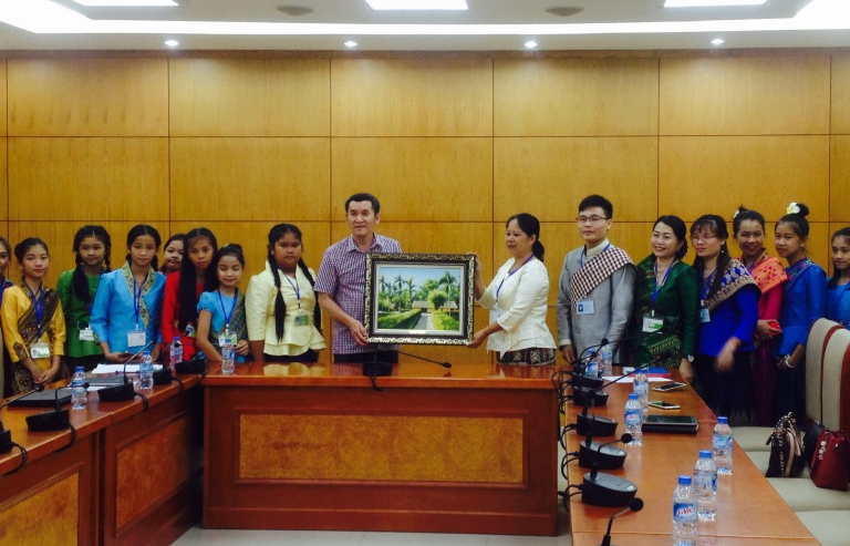 Đoàn thiếu nhi, giáo viên kiều bào ở Lào về thăm quê hương