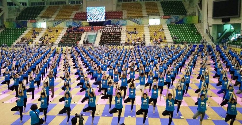 7000 nguoi dong dien trong ngay quoc te yoga 2017 tai viet nam