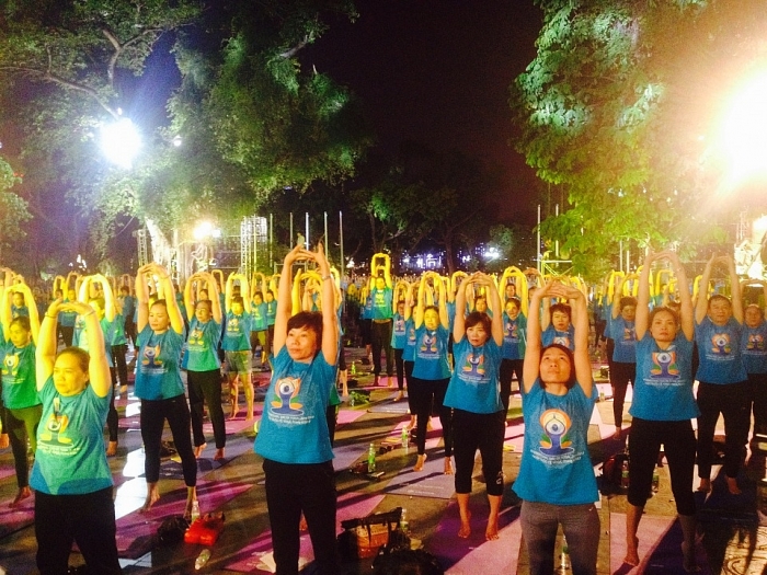 hon 800 nguoi se dong dien giao thuc yoga tai ha noi