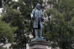 Mỹ: Người biểu tình kéo đổ tượng Tướng Albert Pike ở thủ đô Washington