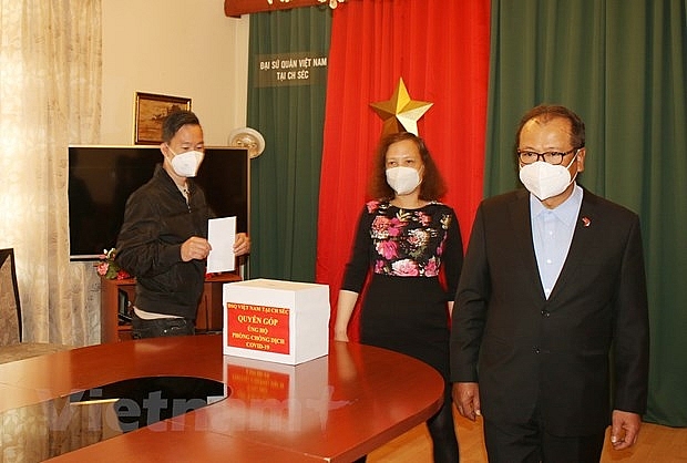 Người Việt tại Cộng hòa Czech ủng hộ quỹ vaccine Covid-19