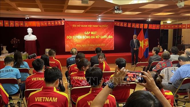Gặp mặt, giao lưu cùng đội tuyển bóng đá nữ Việt Nam tại Pháp