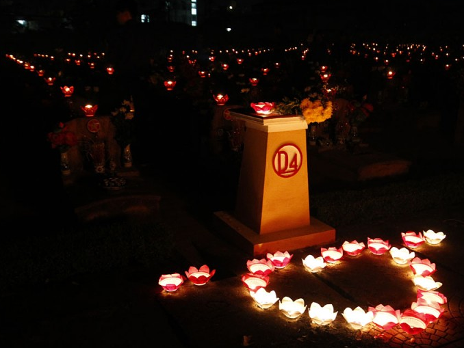 Thắp nến tri ân các anh hùng liệt sĩ tại Hà Nội