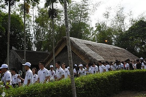 Đoàn đại biểu thanh niên kiều bào về thăm quê Bác