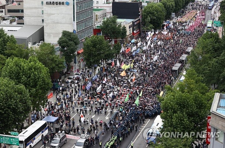 Biểu tình lớn ở Seoul bất chấp lo ngại về dịch Covid-19