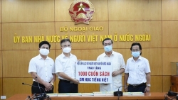 Tiếp nhận 1.000 cuốn sách 'Em học tiếng Việt' dành tặng kiều bào