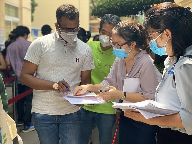 Niềm vui của cán bộ, nhân viên các tổ chức phi chính phủ nước ngoài khi được tiêm phòng vaccine Covid-19 tại Việt Nam