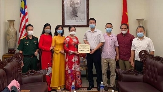 Hội Phụ nữ Việt Nam tại Malaysia quyên góp ủng hộ Quỹ Vaccine phòng chống Covid-19