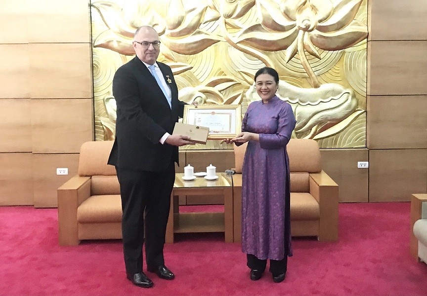 Trao tặng Kỷ niệm chương cho Đại sứ Đan Mạch tại Việt Nam