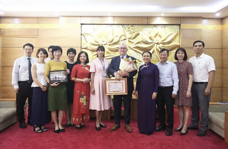 Trao tặng Kỷ niệm chương cho Đại sứ Bỉ tại Việt Nam Paul Jansen